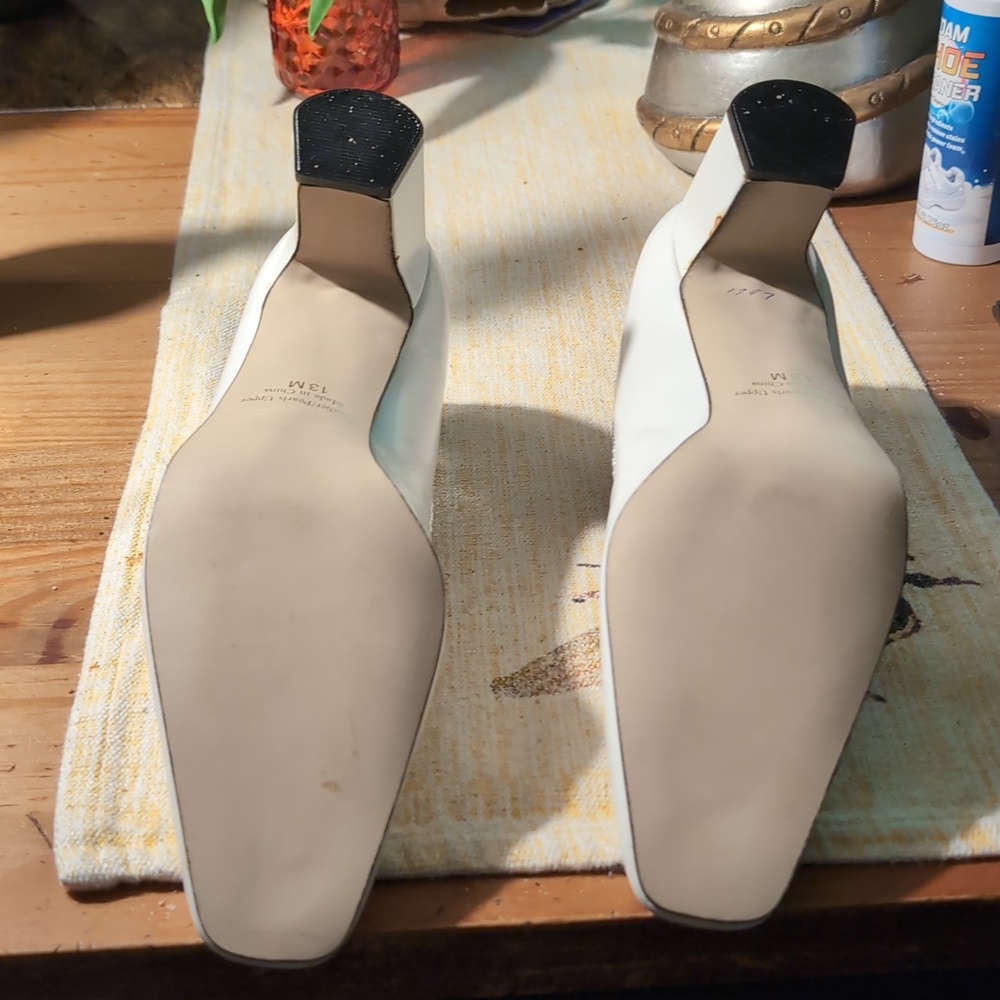 Bone and Pearl-Trim Women's Pumps - Picture 5 of 6